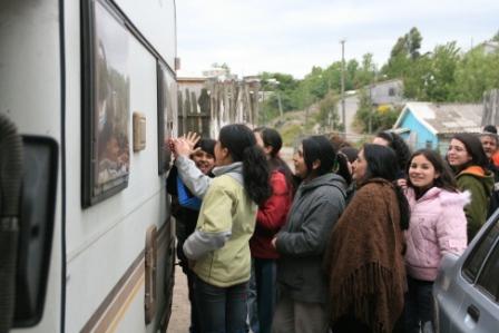 Baby-Fans vor Sivian am Fenster